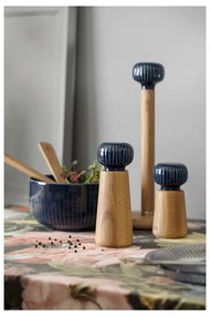 Hammershoi tölgyfa fűszerörlő, sötétkék porcelán részletekkel, magasság 13 cm - Kähler Design