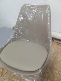 AKCIÓ Bézs BALI MARK szék fekete lábakkal II. osztály