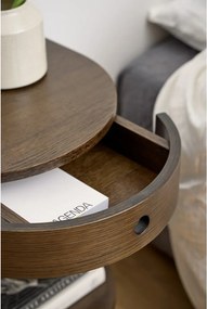 Sötét natúr színű éjjeliszekrény tölgyfa dekorral Paron – Actona