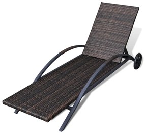 Barna polyrattan napozóágy párnával és kerekekkel