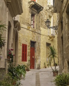 Poszter 40x50cm Keskeny utca a hagyományos máltai házak között Birguban,