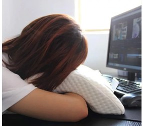 Ergonomikus párna hellyel a karnak