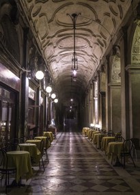 Poszter 39,5x55cm San Marco folyosó táblákkal és székekkel, Assaf Frank