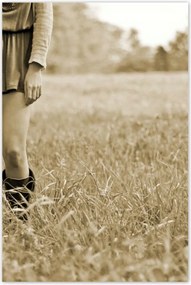 Poszterek 80x120 Lány a réten Sephia