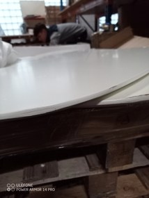 AKCIÓ Fehér NOLAN B kis asztalok készlete, II. minőség