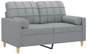 2 személyes világosszürke szövet kanapé díszpárnákkal 120 cm