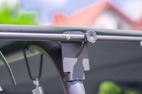 Állítható kerti hinta szürke színben