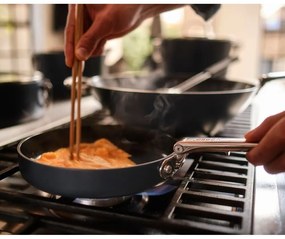 Serpenyő készlet kerámia felülettel 2 db-os Space – Joseph Joseph