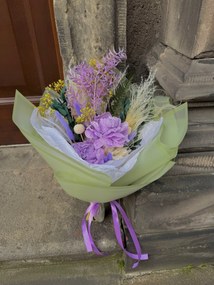 Romantikus csokor lila bazsarózsákkal, csokor vázába, csokor