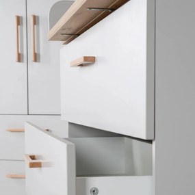 Világosszürke alacsony gyerek komód pelenkázó feltéttel tölgyfa dekorral 117x104 cm Caro – Roba