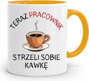 A Dolgozó Számára A Sárga Bögre Egy fényképes nyomott mintás Kávét Lő Magának
