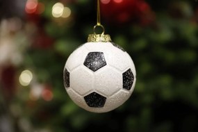 Felfüggeszthető karácsonyfadísz focilabda 8cm