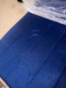 AKCIÓ Kék bársonyszék LAVA fekete lábakkal II. osztály