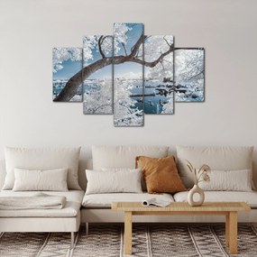 A víz mellett egy havas fa képe (150x105 cm)