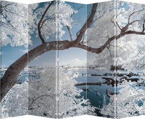 Paraván - A víz mellett egy havas fa (210x170 cm)