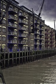 Poszter 20x30cm Járda az épület mellett a folyóban, Assaf Frank