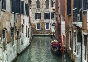 Poszter 29,7x21cm Keskeny csatorna régi épületeken át, Assaf Frank