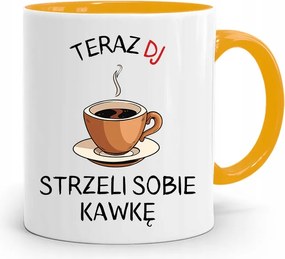 Dja Zene Bögre Sárga Dj Lő Magának Egy Kávét nyomtatott fényképpel