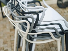 4 db fekete KATO műanyag szék készlet