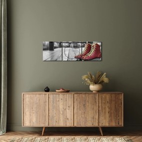 Egy piros régi görgős cipő képe (órával) (90x30 cm)
