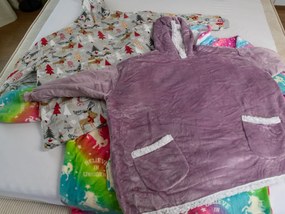 YULE HUG világosszürke báránybunda hatású kapucnis, ujjas pléd