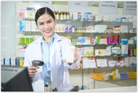 Poszterek 120x80 Mosolygó gyógyszerésznő