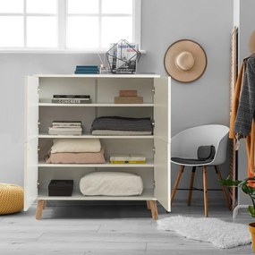 Daisy White and Lila szekrény