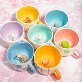 Sárga-krémszínű porcelán bögre 350 ml Surprise Highland Cow – Sass &amp; Belle