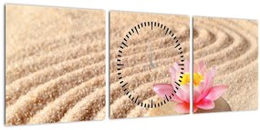 Egy kő, virággal a homokban képe (órával) (90x30 cm)