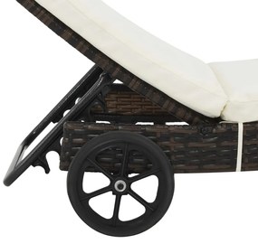Barna polyrattan napozóágy párnával és kerekekkel