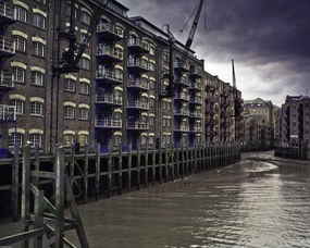 Poszter 50x40cm Járda az épület mellett a folyóban, Assaf Frank