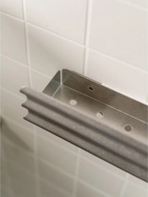 Ezüstszínű fali rozsdamentes acél fürdőszobai polc Olbi – noo.ma