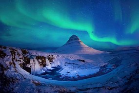 Fotográfia Northern lights at Mount Kirkjufell, Iceland, FEBRUARY, (40 x 26.7 cm)