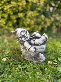 Manó figura hordóban beton kerti figura