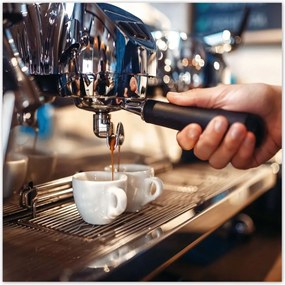 Poszterek 100x100 Barista kávéval tölt