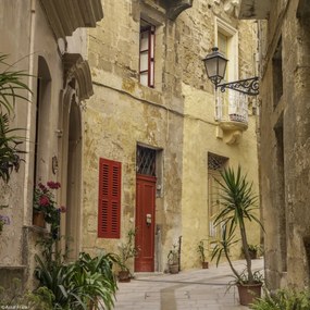Poszter 20x20cm Keskeny utca a hagyományos máltai házak között Birguban,
