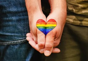 Művészeti fotózás Rainbow heart drawing on hands, LGBTQ, With love of photography, (40 x 26.7 cm)