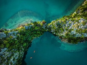 Művészeti fotózás Drone view on rocks and canoes, Nikada, (40 x 30 cm)