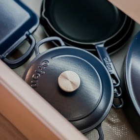 Indukciós tűzhelyhez alkalmas öntöttvas edény fedővel 3,3 l LITINA SMALT – Orion