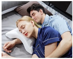 Ergonómikus párna ív alakban formázva