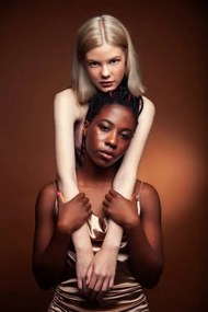 Fotográfia two pretty girls african and caucasian, YunYulia, (26.7 x 40 cm)