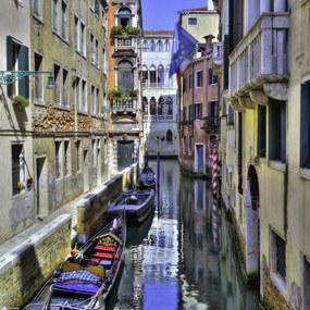 Poszter 30x30cm Keskeny csatorna régi épületeken át 2, Assaf Frank