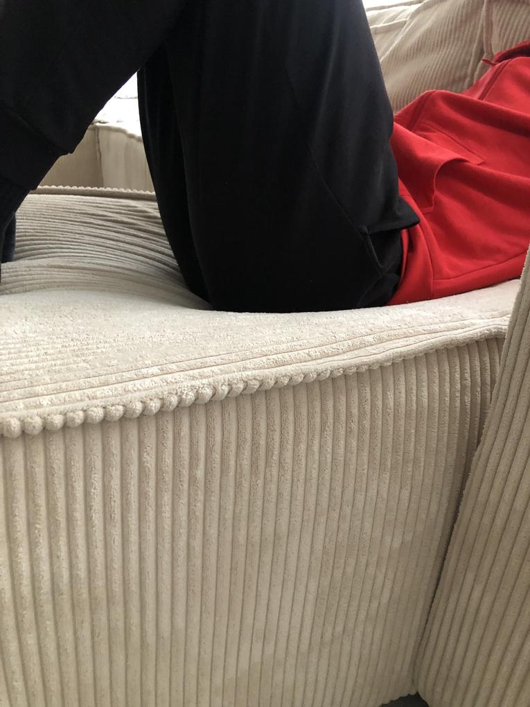 Sajnos a bal oldali elem nagyon rossz minőségű, ha leülünk rá besüpped és hangos hangot ad. Pedig csak néhány hete használjuk, maximum egyszerre 2 fő ült rajta.  Az alja el volt szakadva. A lábak kifelé állnak és a kartámla kifelé dől.