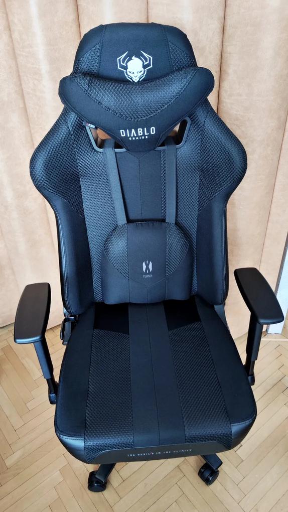 Előtte ugyanazt a széket használtam körülbelül 4 évig. Aztán elkezdett inogni, így meg kellett válni tőle. Mivel nagyon meg voltam vele elégedve, és nem egyszer szundítottam benne, a döntés egyértelmű volt. Ugyanazt a széket vettem meg újra...