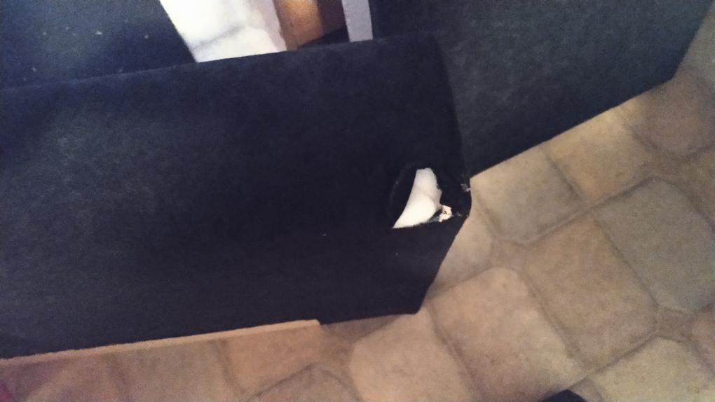 Nagyon kemény, mert vékony a szivacs rajta. A kartámlák széleinél alul is és felül is félő, hogy a használat közben kiszakad, mert olyan élesek a sarkak. Arról már nem is beszélve, hogy balesetveszélyes is, én már többször beütöttem a lábam.
A bútor sérülten érkezett, a baloldali kartámla hátul már eleve el volt szakadva. Azonnal készítettem képet és észrevételeztem a hibát. Azóta (2022.08.04.) sem kaptam választ rá!