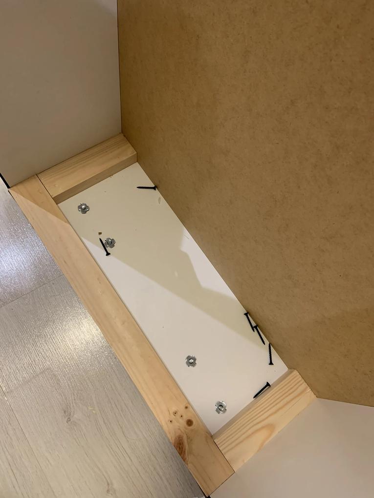 1. Különböző színárnyalatokból varrták össze a huzatot.
2. Szerelés kézben elvettük észre, hogy sérült a termék tartó része.
3. Mindössze 6 csavar szükséges az összeszereléshez, melyek zacskó nélkül be voltak szórva a párnák közé.
4. Helyenként a tartó lábak műanyag fémek, mely a képen látható módon hibásan (fekete koszcsíkokkal rajta) érkezett meg.
5.  Több helyen is lógnak a szálak a kanapéból.
6. Fordítva volt feltéve a fém akasztó az oldalsó (karfa) részen, mely közül az egyik csavar nem is tartott, hanem forgott csak a befúrt lyukban saját maga körül és valamilyen része bent van a karfában, mert hallatszik, hogy zörög benne valami, amikor megrázom.
Ez a csavar egyáltalán nem tart a gyárilag tönkretett lyuk miatt.