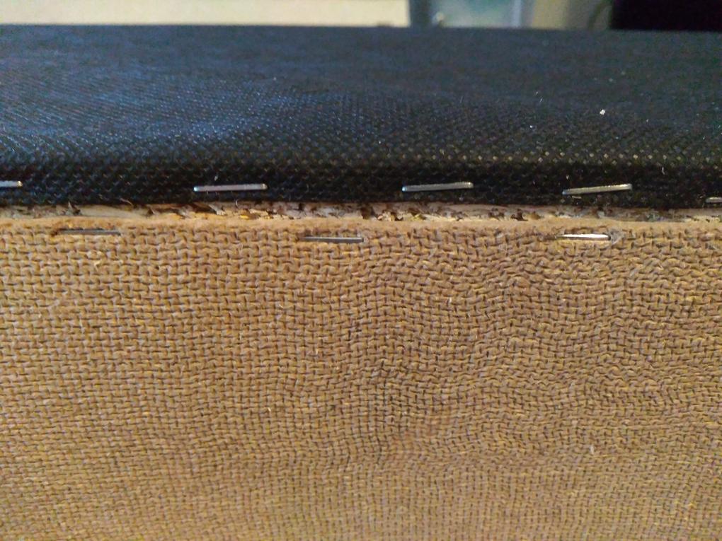 Lisa helyett Rita kanapé érkezett szegényes, használhatatlan szerelési útmutatóval. A szövet helyenként koszos, kopott és szakadt. A fa anyag durva és csiszolatlan, szálkás, bizonyos részeken nem illeszkedik. A lábakat képtelenség volt az útmutató szerint felhelyezni. A helyükön tűzőgéppel rögzített műanyag akármik voltak. Az ár-érték aránytól elmarad. Soha többet tőlük.