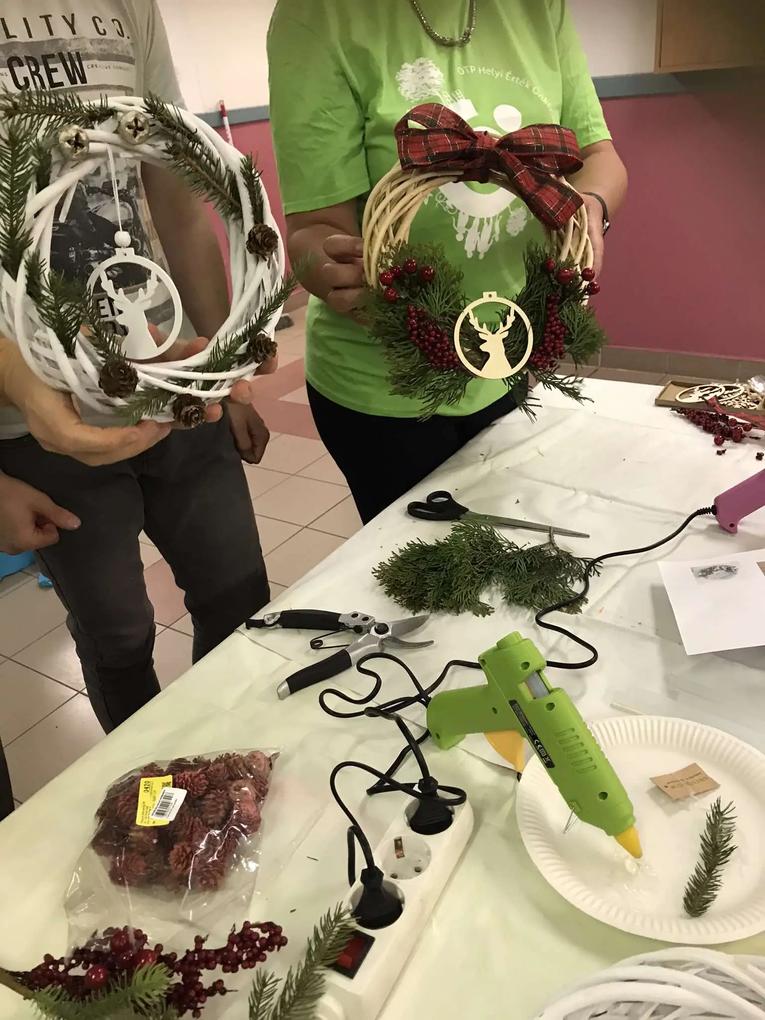 A Valex Decor webáruházból többféle méretű és színű vessző koszorúalapot, üveggömb pick-et -szintén többfélét -, és különböző szalagokat rendeltem, amelyekből értelmileg akadályozott gyerekekkel és önkéntes segítőikkel karácsonyi kopogtatókat készítettünk. A koszorúk nagyon jó minőségűek voltak, igényes, szép volt a festésük.  Kiváló volt a termékek csomagolása, a kisebb koszorúkat , szalagokat, gömböket külön csomagban kaptam. Semmi sem sérült meg. A koszorúalapok gondosan be voltak csomagolva. Időben, pontosan érkezett a rendelés. A számlázással sem volt semmi gond. Több webáruházat megnéztem a vásárlásom előtt, ár-érték-minőség arányban Önöket találtam a legjobbnak és nem csalódtam! Szívesen ajánlom Önöket és termékeiket másnak is! Ha ismét szükségem lesz rá biztosan a Valex Decort fogom felkeresni!
