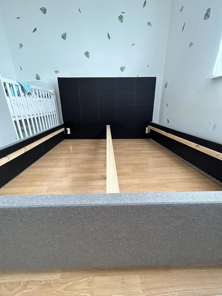 Végre megtaláltam az ágyat amit el tudok képzelni a szobánkba, elérhető áron. Aztán jött a feketeleves. 4 hét várakozás után végre kihozták az ágyat, eltérő színű és méretű fejtámlával. A panaszkezelés maximum csak szobanövénynek van a cégnél mert azóta sem sikerült kicserélni, így van egy használhatatlan ágyam ami teljesen ellep egy szobát.  Mindig csak terelnek de semmi segítség, semmi visszahívás vagy érdemi válasz.  Az ágykeret egyébként gyönyörű színű és masszívnak is tűnik bár elég gyenge minőségű a lába első ránézésre. 