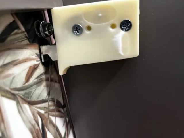 A hozzá adott műanyag falra rögzítő elemek alig 1 hétig bírták a terhelést, eldeformálódva tört le a falról! 